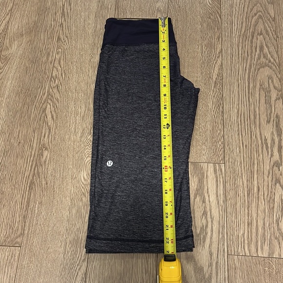 Lululemon shorts/crops 22” size 4 - Picture 4 of 4